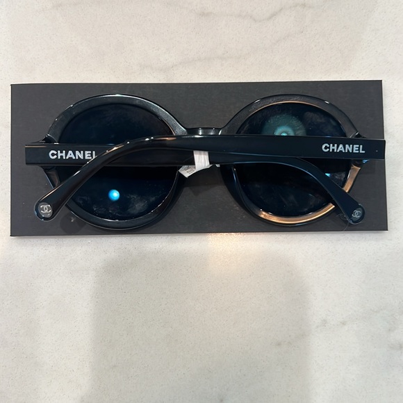 CHANEL POLARIZED SUNGLASSES - Picture 8 of 8